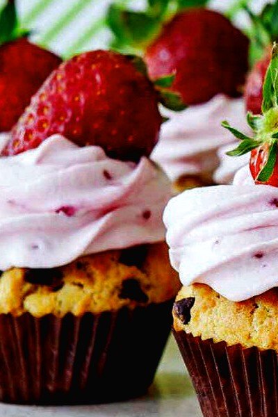 Çilek Kremalı Çikolatalı Cupcake Tarifi 3 Çilek Kremalı Çikolatalı Cupcake Tarifi