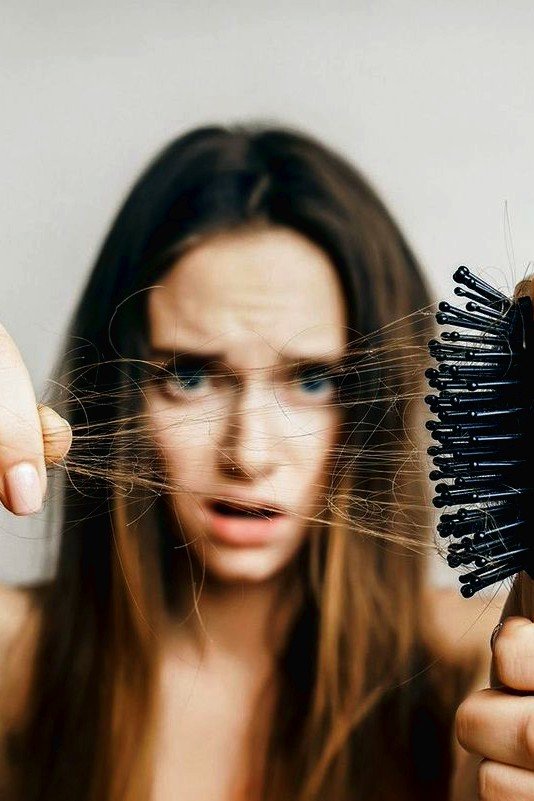 Kadınlarda Saç Dökülmesi Neden Olur Ve Çözüm Yolları Nelerdir?